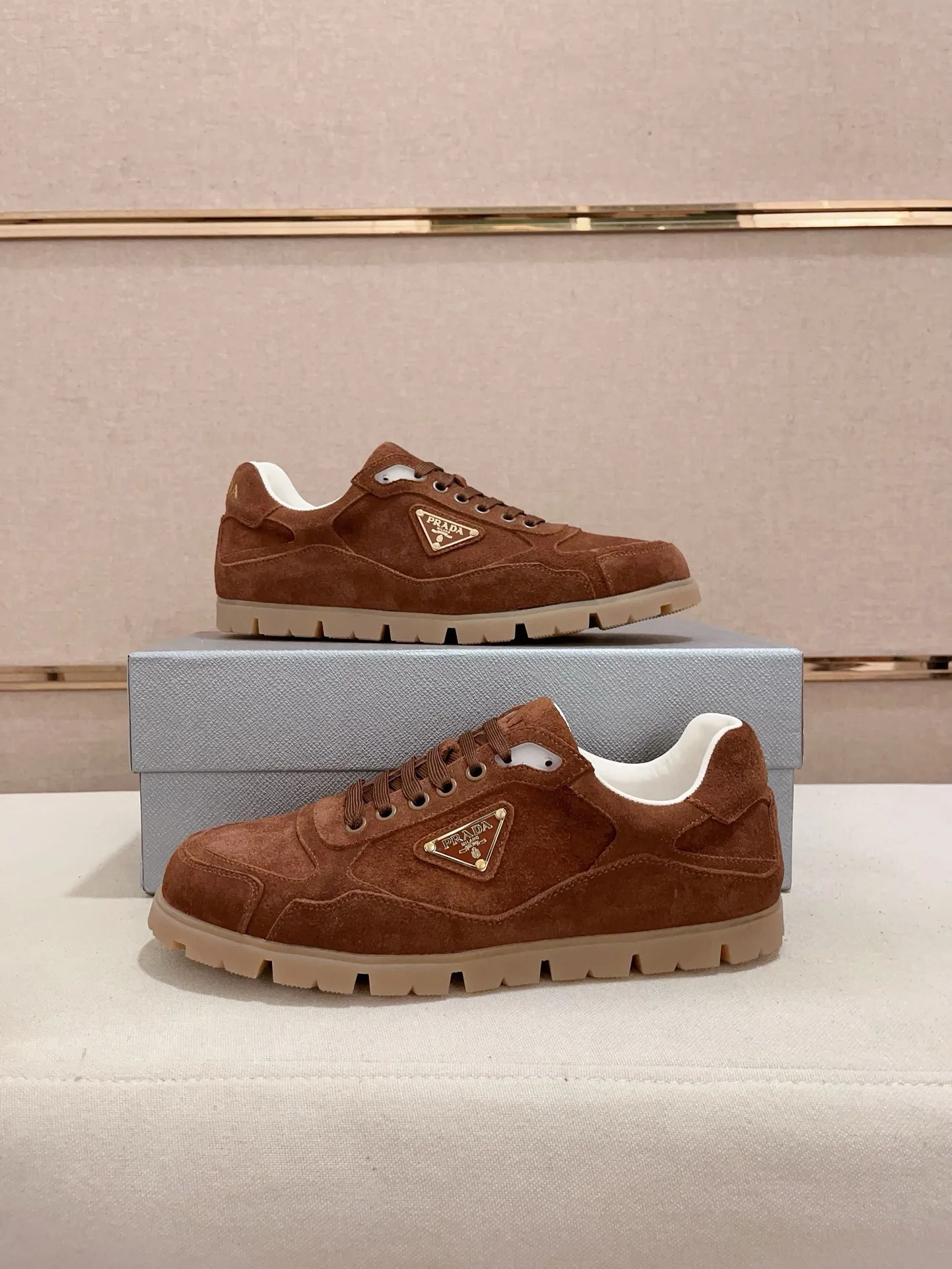 Men's shoes 💰 540💰 ✔️✔️✔️Higher version High-quality new PRADA (Prada) counters are launched at the same time. The new men's shoes and 😘 fabrics are made of high-tech glue-making technology. Lining: Full cowhide lining. 👍🏿 High-end ☄️ air-cushion molded anti-slip rubber outsole, exquisite lines, simple and elegant, comfortable and high-end for leisure travel. Code number: 38 to 44 (45 can be customized and cannot be returned or exchanged)